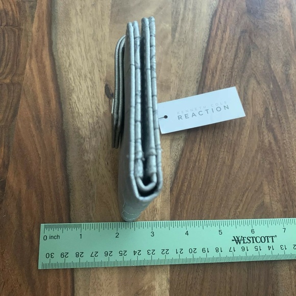 Kenneth Cole Reaction Silver Faux Leather Embossed Croc Logo Plate Bifold Wallet - Picture 11 of 12